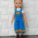 Вязаный комбинезон с ручной вышивкой и топик для куклы Paola Reina