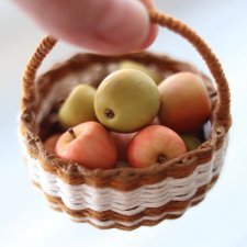 "Корзина яблок", кукольная миниатюра