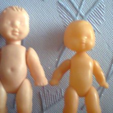 Девочки помогите в прорисовке лиц для двух пупсов советского производства.