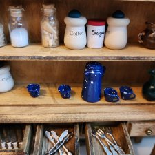 Мебель старенькая 50-60гг с миниатюрной посудой и утварью для кукольных домиков