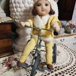 Антикварная кукла из войлока на велосипеде, Англия