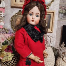 Антикварная кукла КР в красном пальто