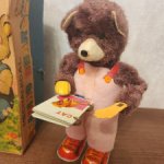 Старинный заводной читающий мишка. Япония. Состояние отличное. Работает