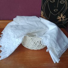 Антикварная ткань и кружево в ажурной корзинке.