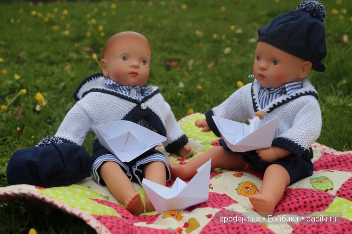 Саша и Маша с корабликами