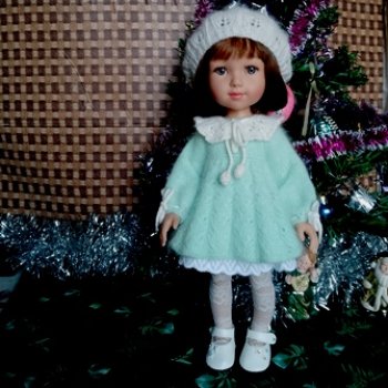 Платьице нежно мятного цвета.