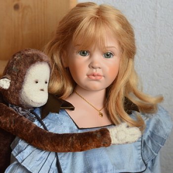 Девочка с золотыми волосами и её обезьянка