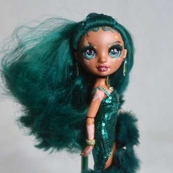 Джуэл от Rainbow High