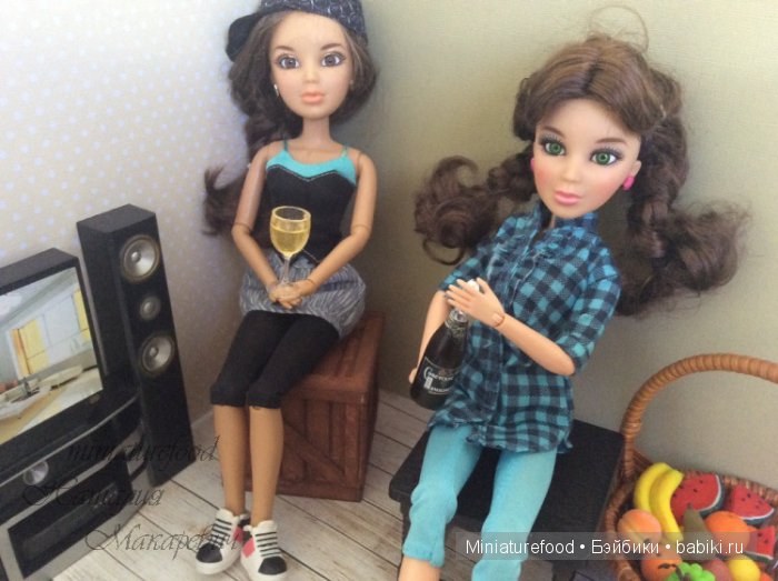 Имитация алкоголя в кукольной миниатюре