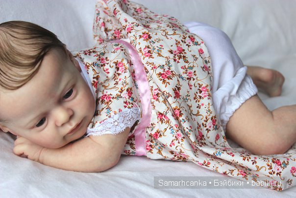 Маленькая моделька позирует в наряде!