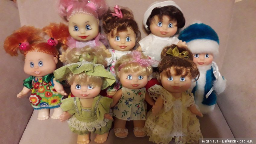 Это Женьки и одна Маринка фабрики "Весна". Есть еще Умница Варя,  две Галочки, пупсик Андрюша и самый маленький пупсик Ванечка.