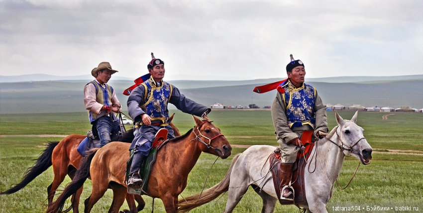 Кони в яблоках, кони сеpые, как мечта моя кони смелые…