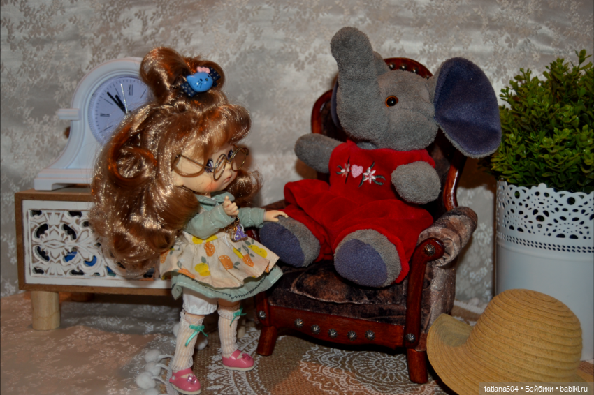 «Макаронное дерево», дерево счастья или слоновьи уши (фото 2)