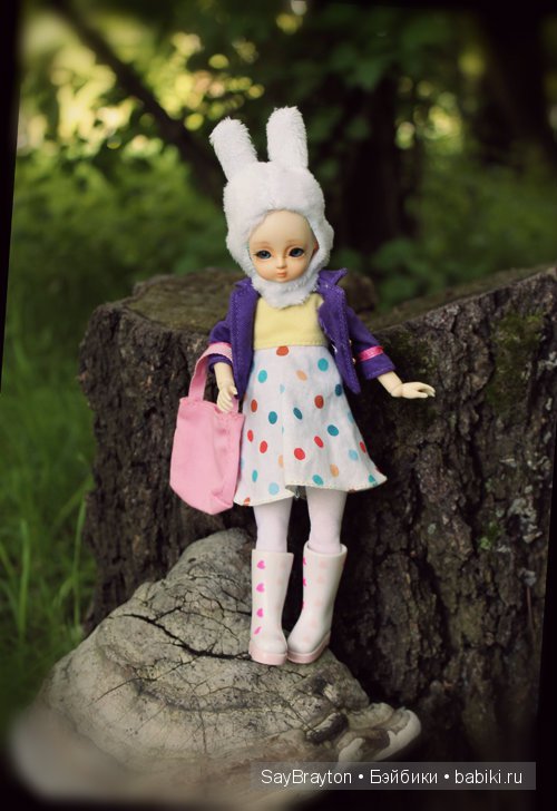 Зайка на прогулке