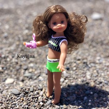 Малышка Даниэла улучшает свой загар