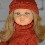 Карла с вьющимися волосами в аутфите от Паола Рейна