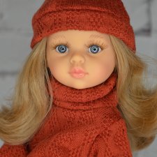 Карла с вьющимися волосами в аутфите от Паола Рейна