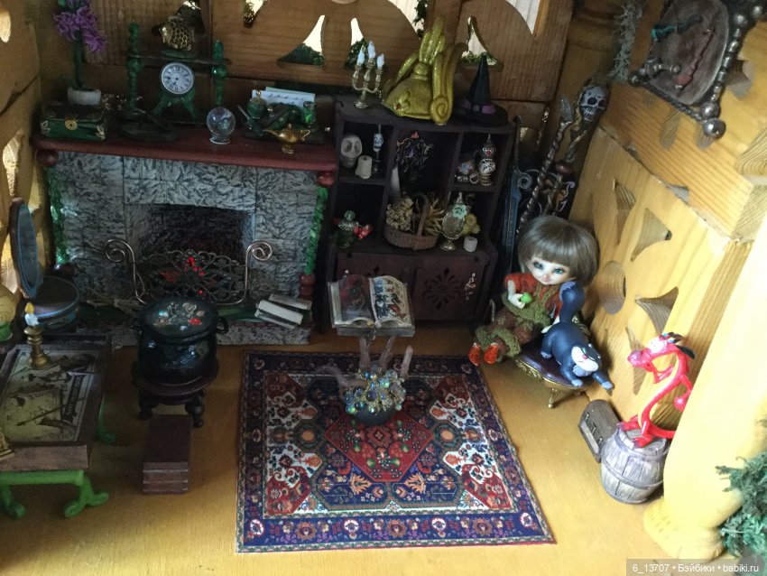 Тайни рассматривает костюмчики Джуди и Рин. Fairyland, pukifee, realpuki