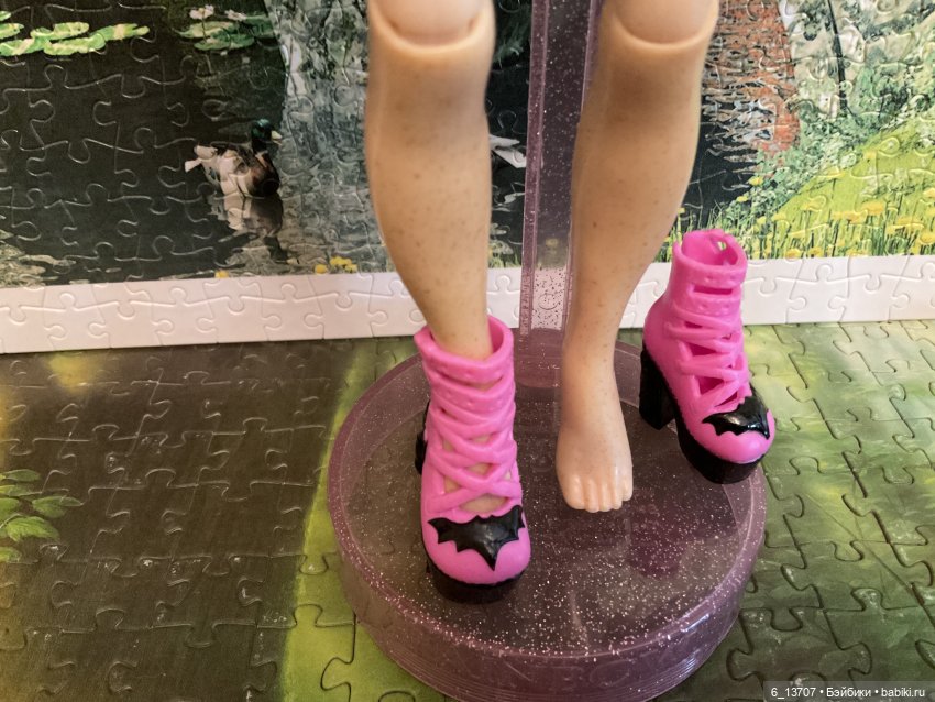 Rainbow 28 см. Обувь от других кукол (фото 8)