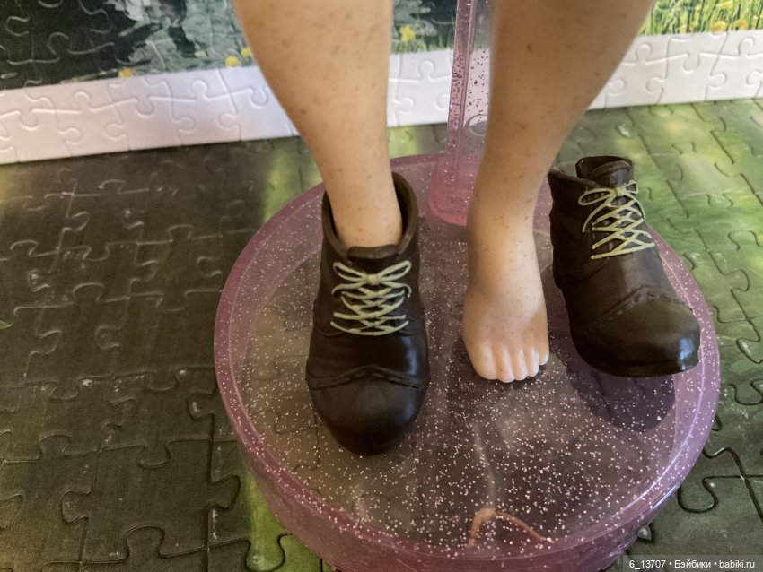 Rainbow 28 см. Обувь от других кукол