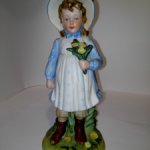 Статуэтка Бисквит Девочка с букетом.