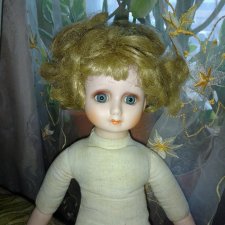 Фарфоровая кукла. Тело, парик, голова, рука запчасти.