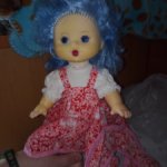 Куколка с голубыми волосами.