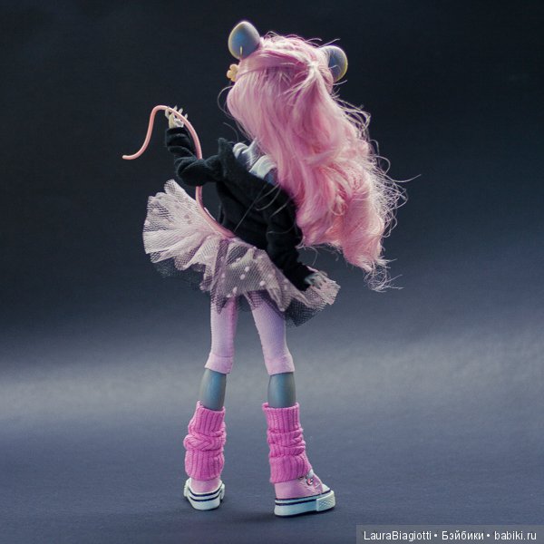 Monster High Mouscedes King на темном фоне (фото 6)