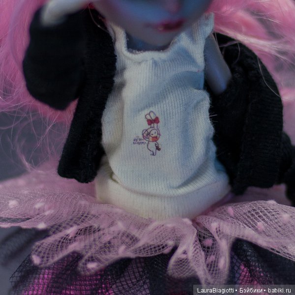 Monster High Mouscedes King на темном фоне (фото 3)