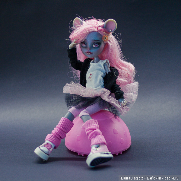 Monster High Mouscedes King на темном фоне