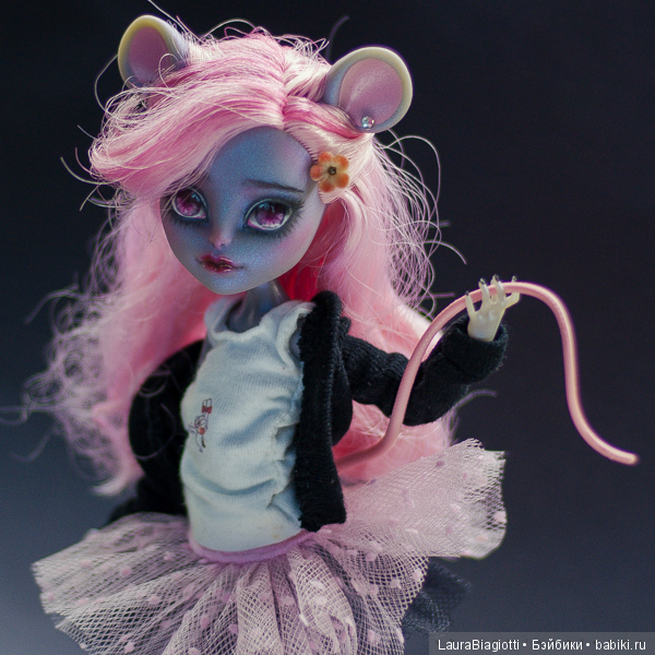 Monster High Mouscedes King на темном фоне (фото 4)