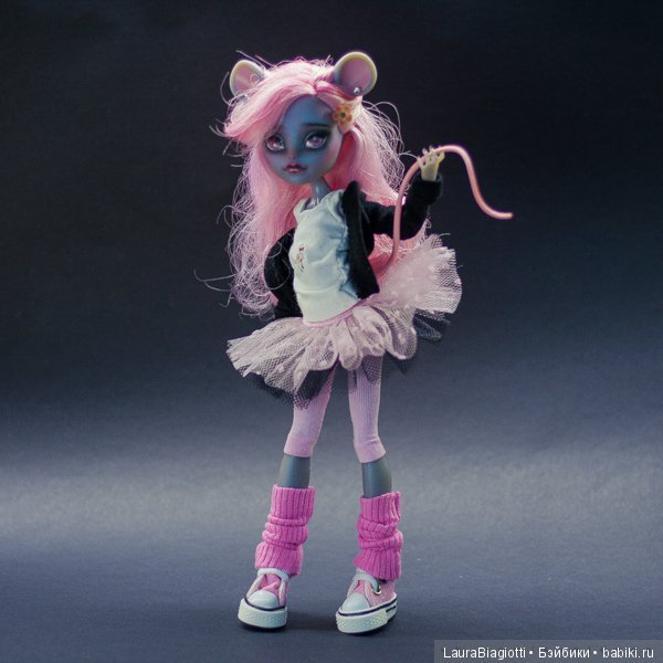 Monster High Mouscedes King на темном фоне (фото 5)