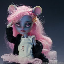 Monster High Mouscedes King на темном фоне