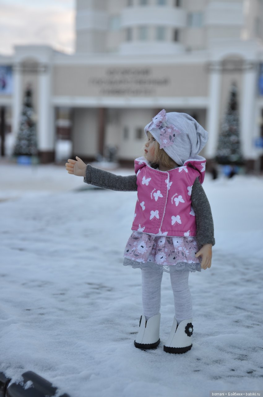 Лиллиан. В новых сапожках по белому снежку