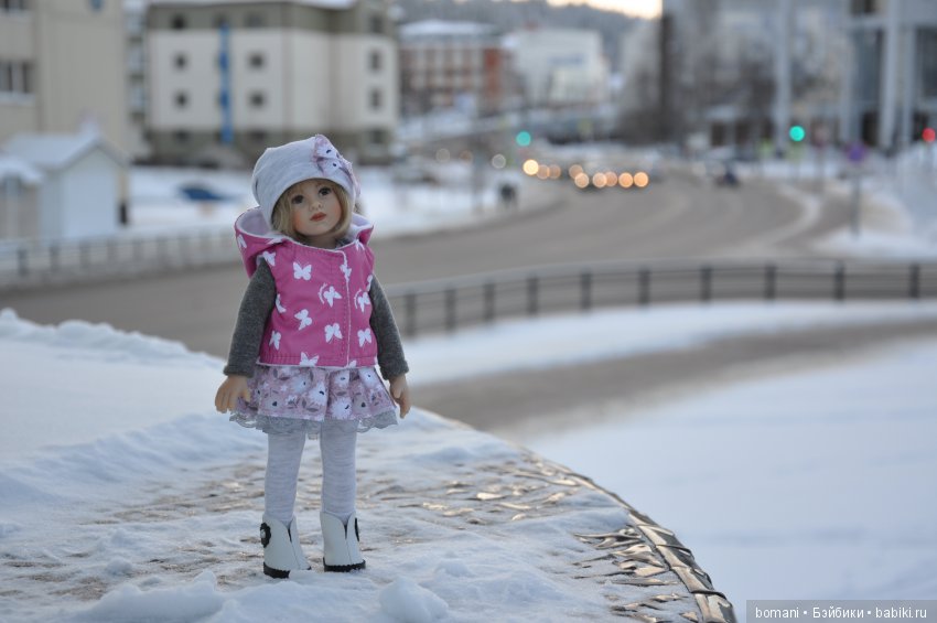 Лиллиан. В новых сапожках по белому снежку