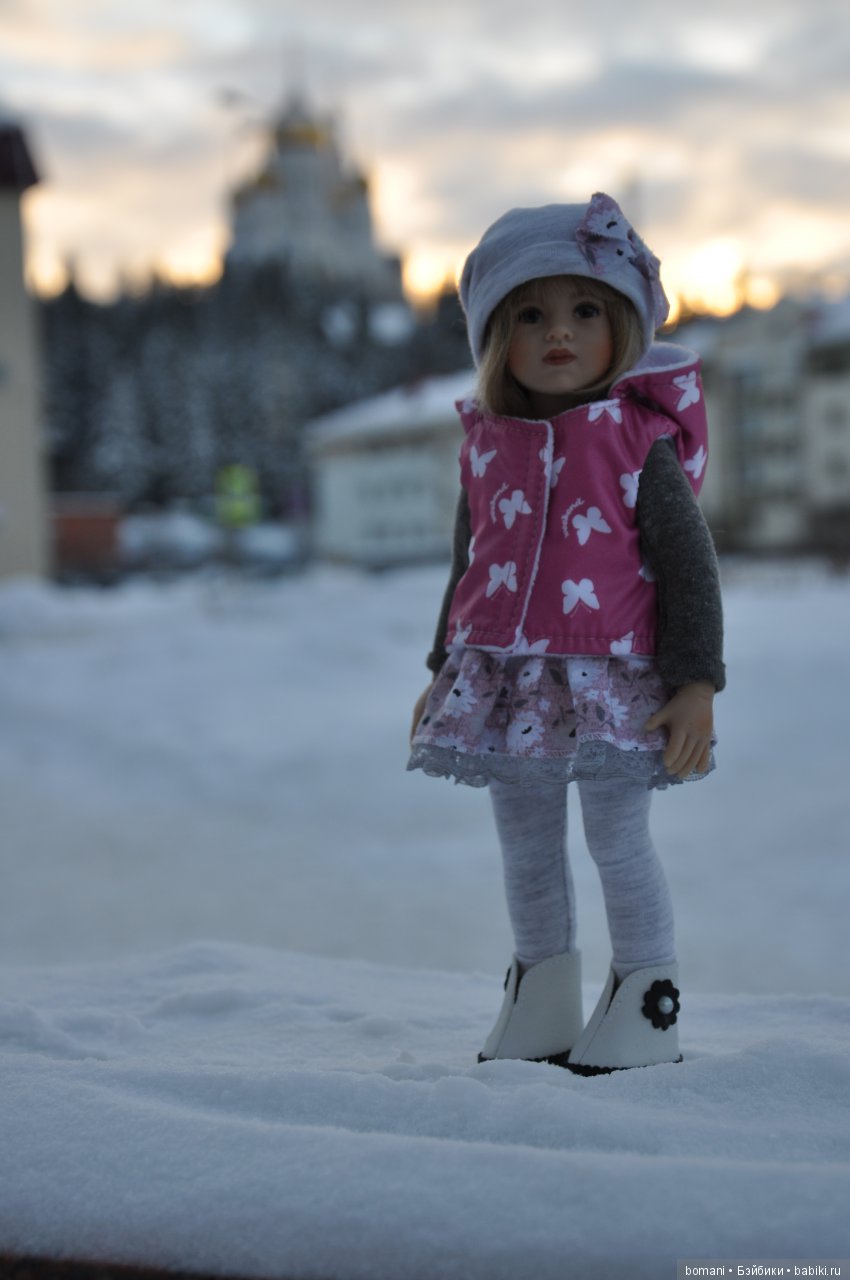 Лиллиан. В новых сапожках по белому снежку