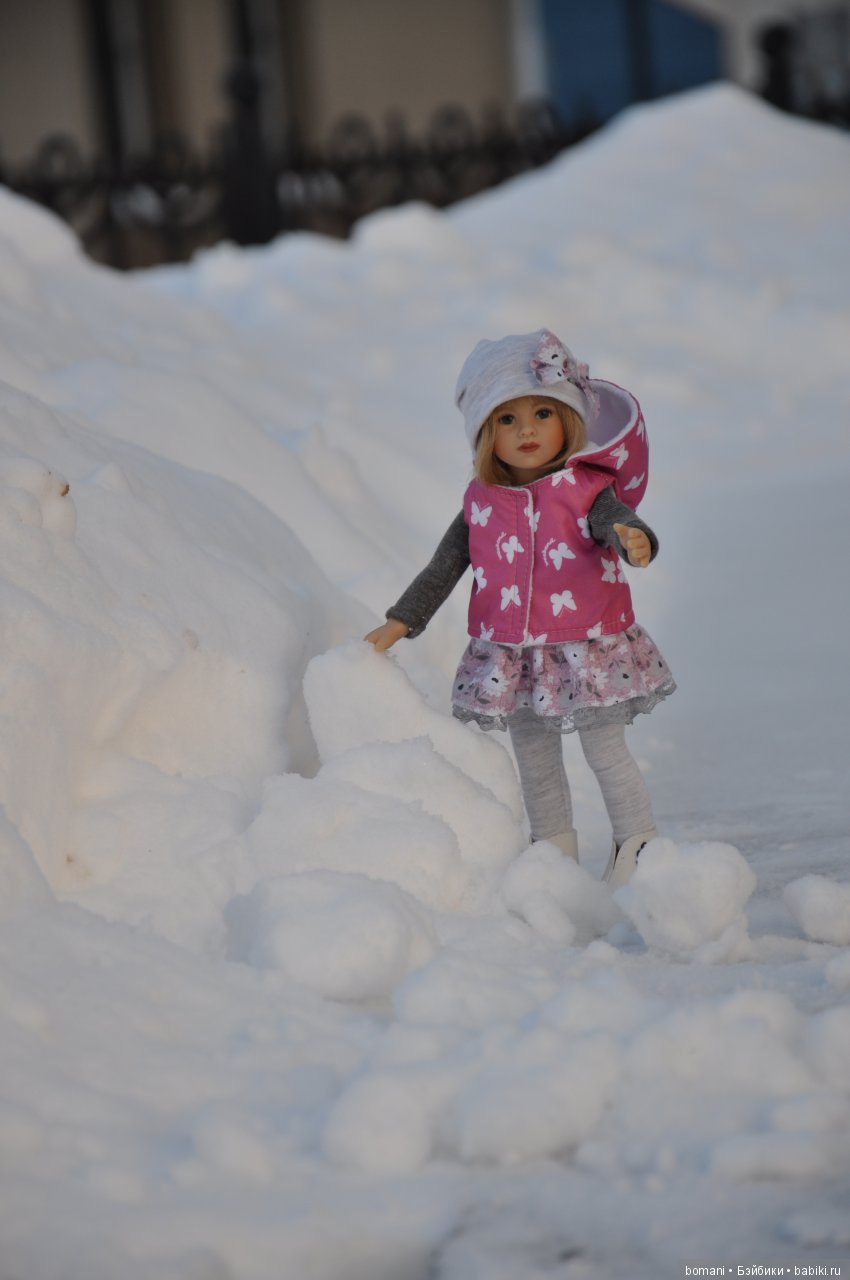 Лиллиан. В новых сапожках по белому снежку