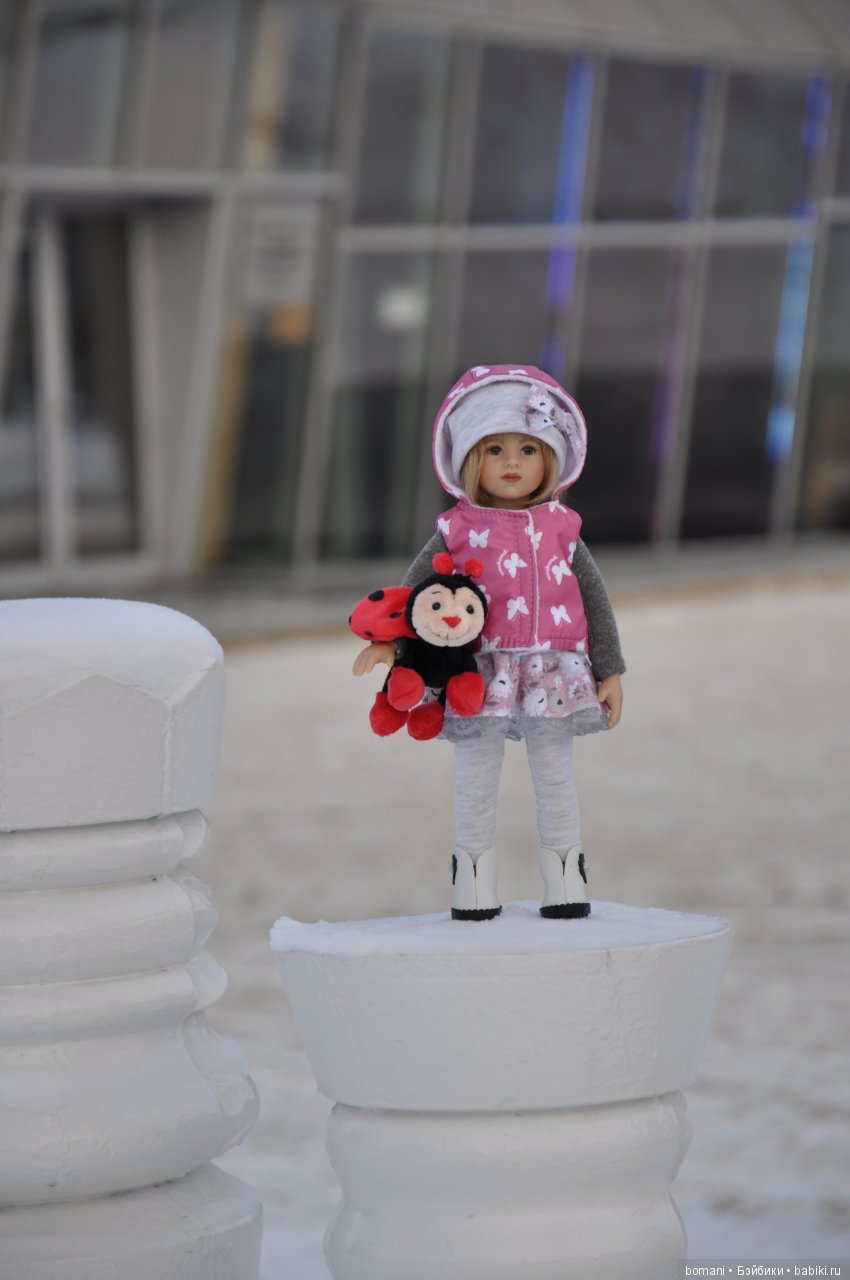 Лиллиан. В новых сапожках по белому снежку (фото 3)