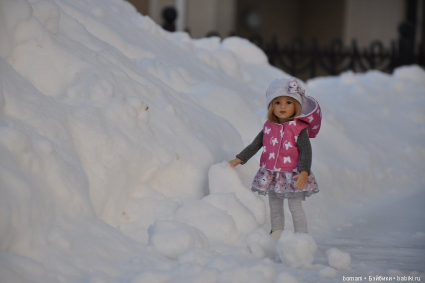 Лиллиан. В новых сапожках по белому снежку