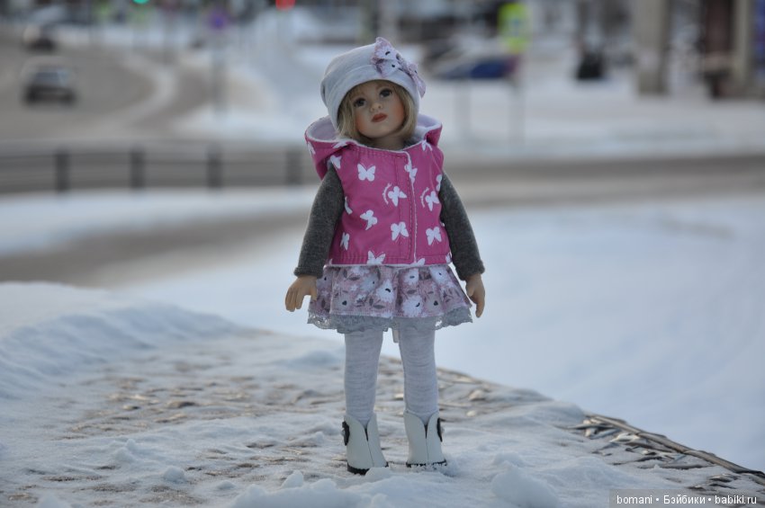 Лиллиан. В новых сапожках по белому снежку