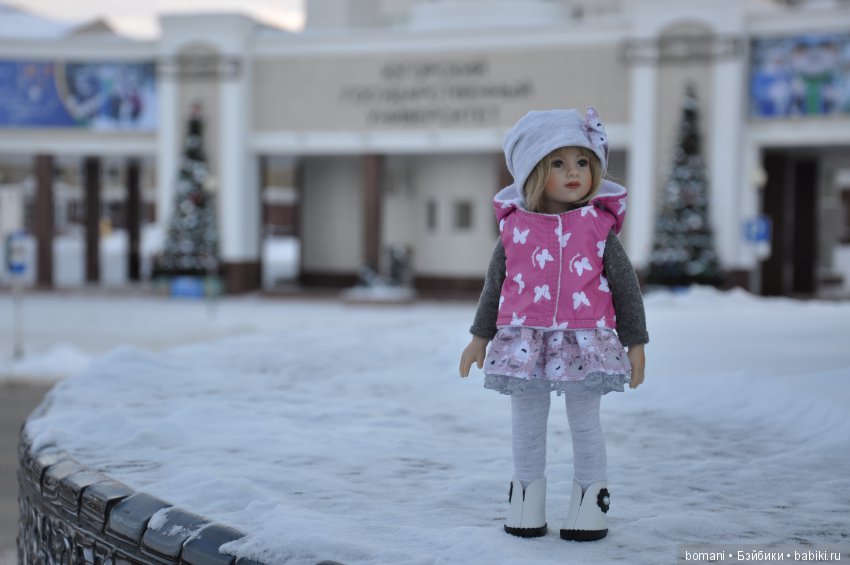 Лиллиан. В новых сапожках по белому снежку