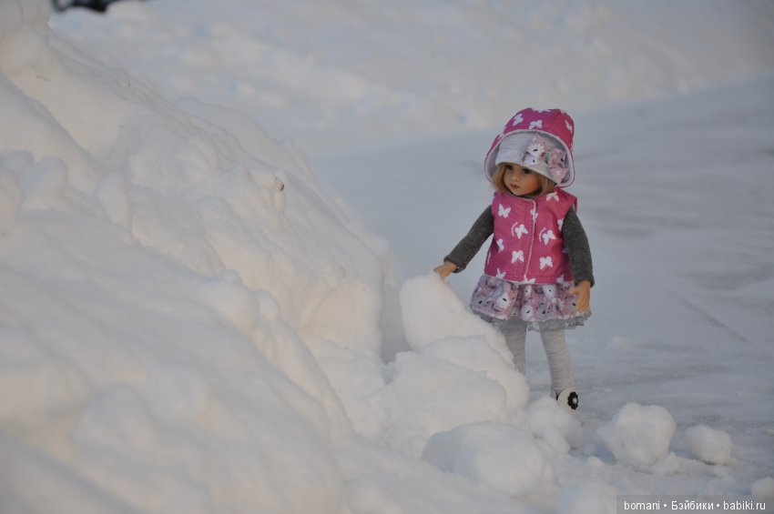 Лиллиан. В новых сапожках по белому снежку
