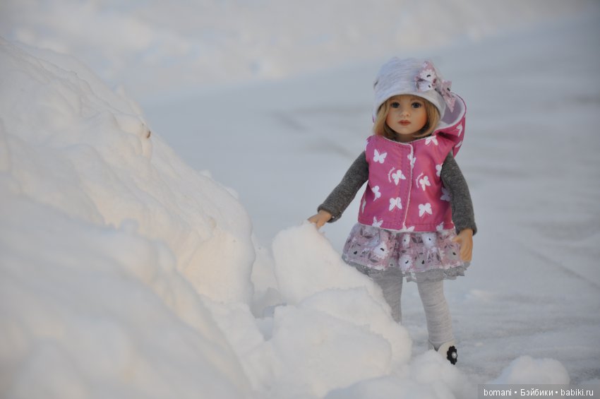 Лиллиан. В новых сапожках по белому снежку