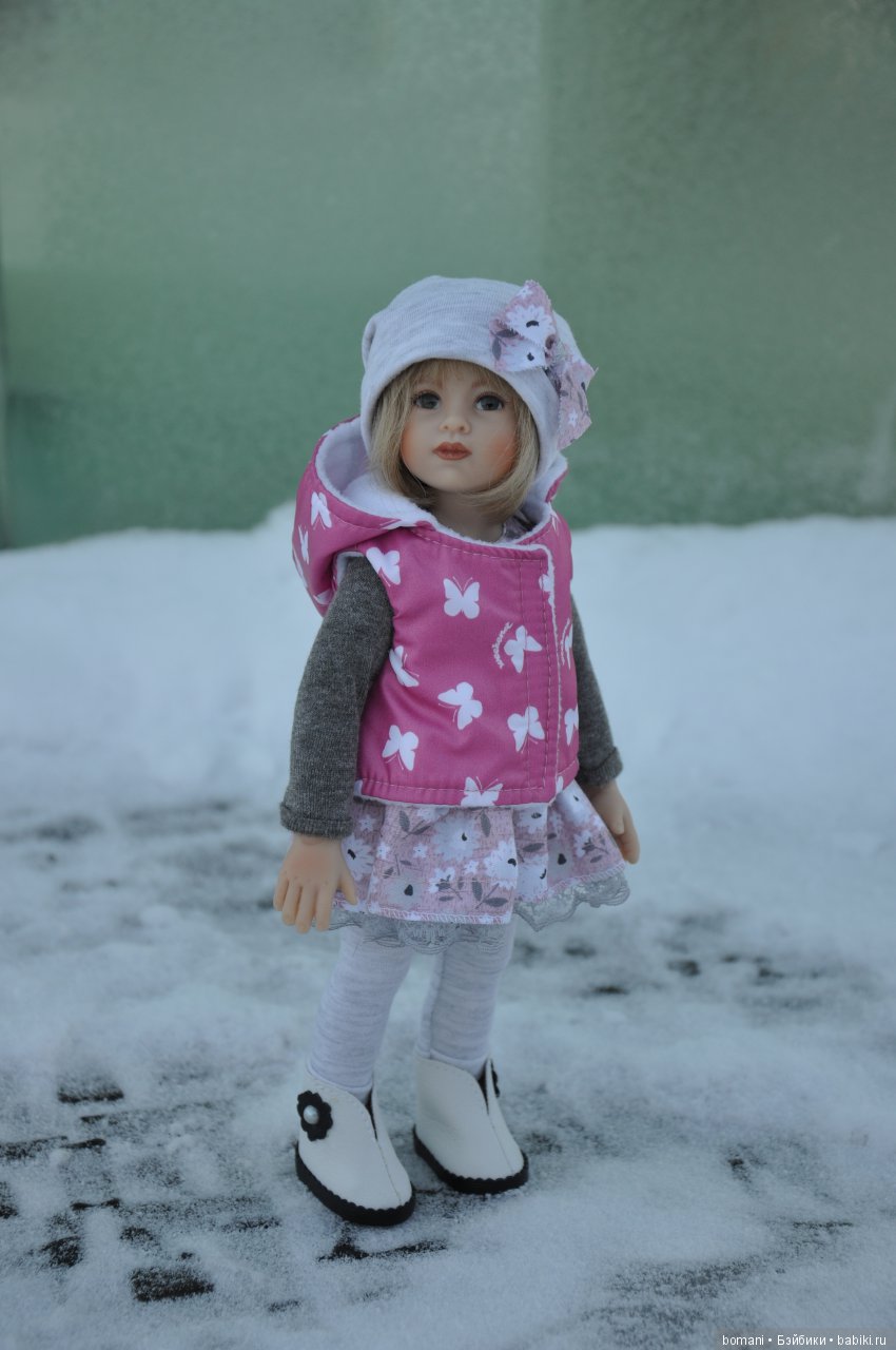 Лиллиан. В новых сапожках по белому снежку