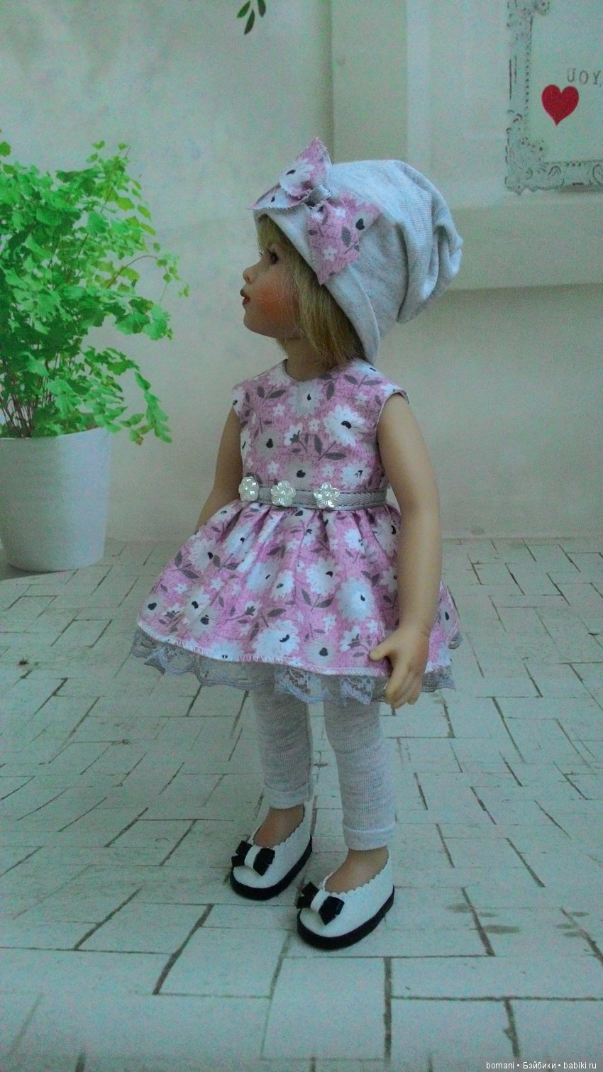 Лиллиан. В новых сапожках по белому снежку