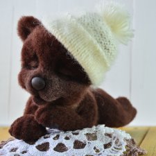 Медвежонок сплюшка. Игрушка сухим валянием