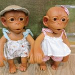 Пара обезьян, мальчик и девочка