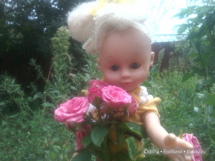 Розы одни из любимых цветов Кары. Как же с.ними не сфоткаться?