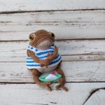 Жабка Пиппа в тельняшке