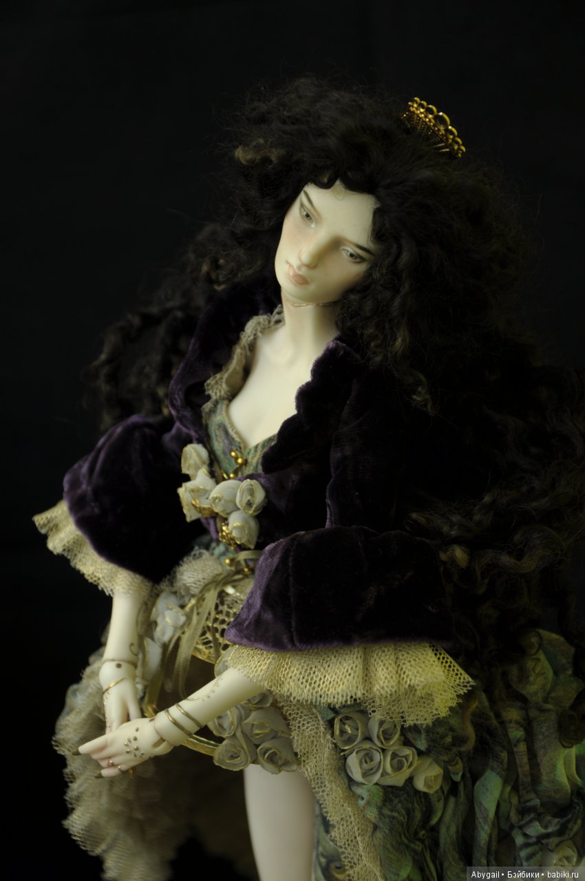 Четвёртый наряд Золотого павлина: "Изумрудный Рокайль"